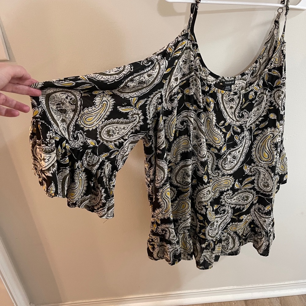 Beautiful paisley cold shoulder Torrid blouse 5x